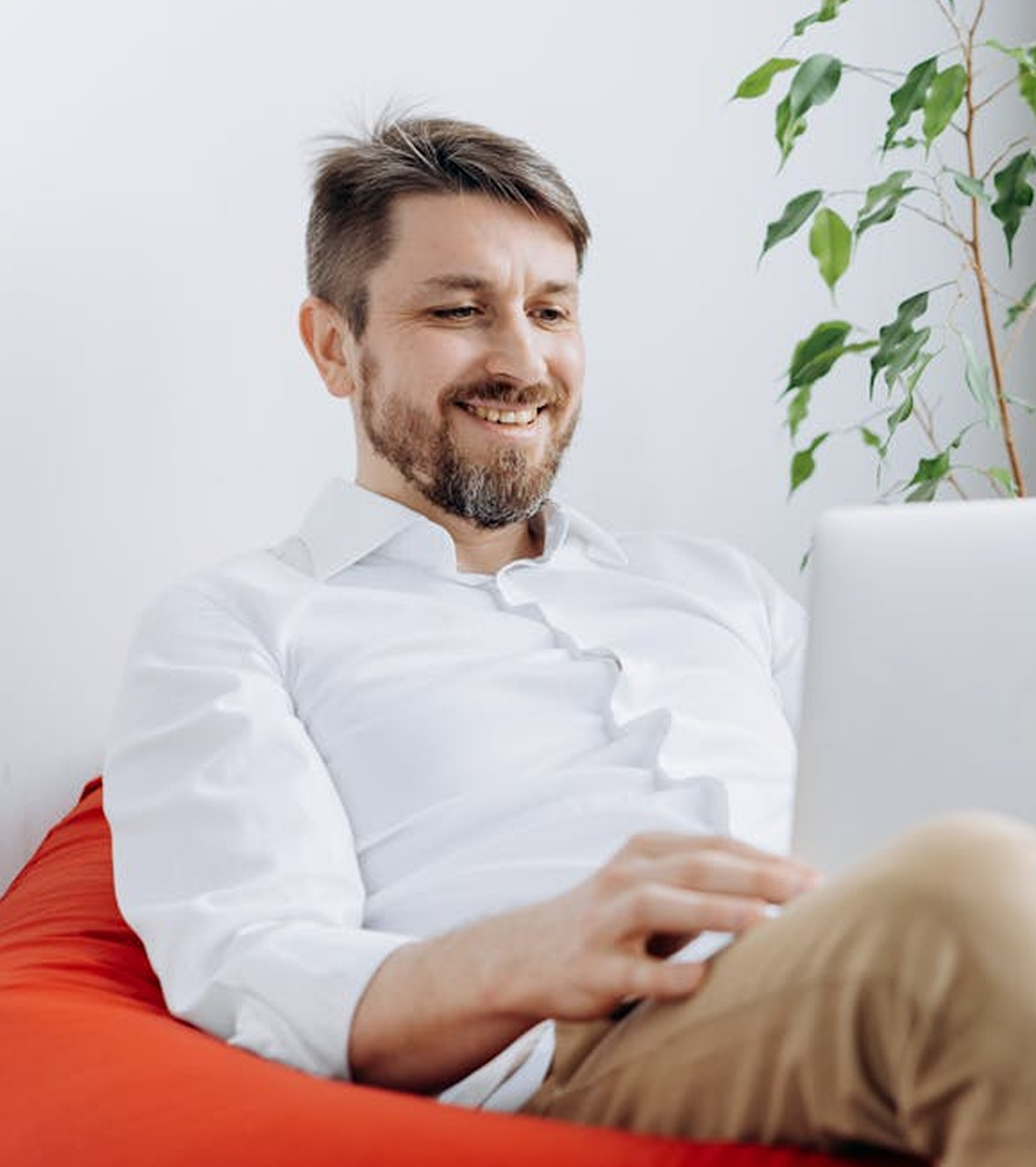 Pan z laptopoem na kolanach