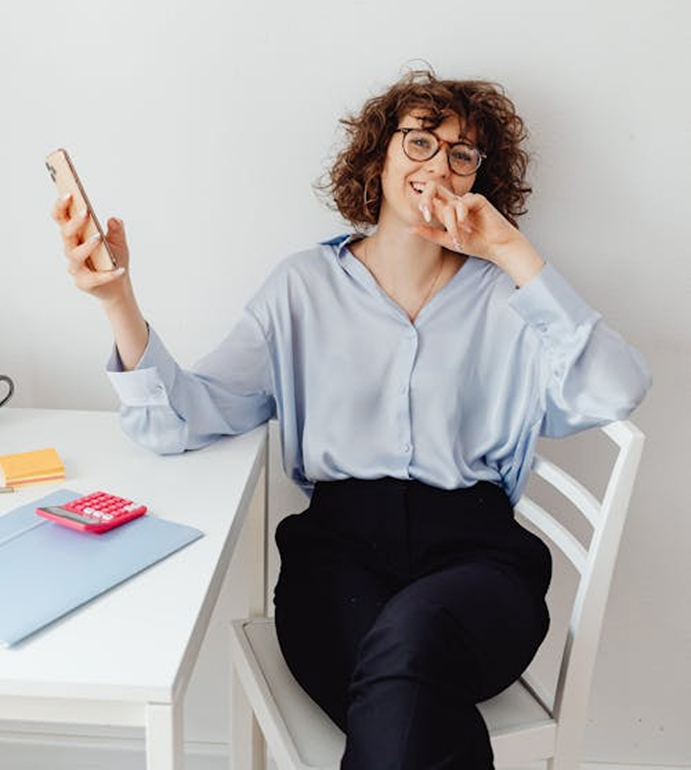 Pan z laptopoem na kolanach